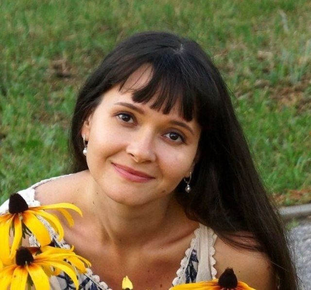 Елена Захарова на природе с жёлтыми цветами